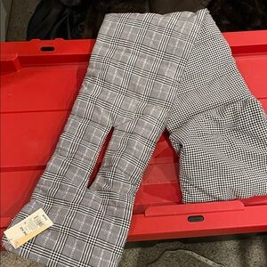 🧣 scarf Black and White Checkered Puffy Scarf NWT.